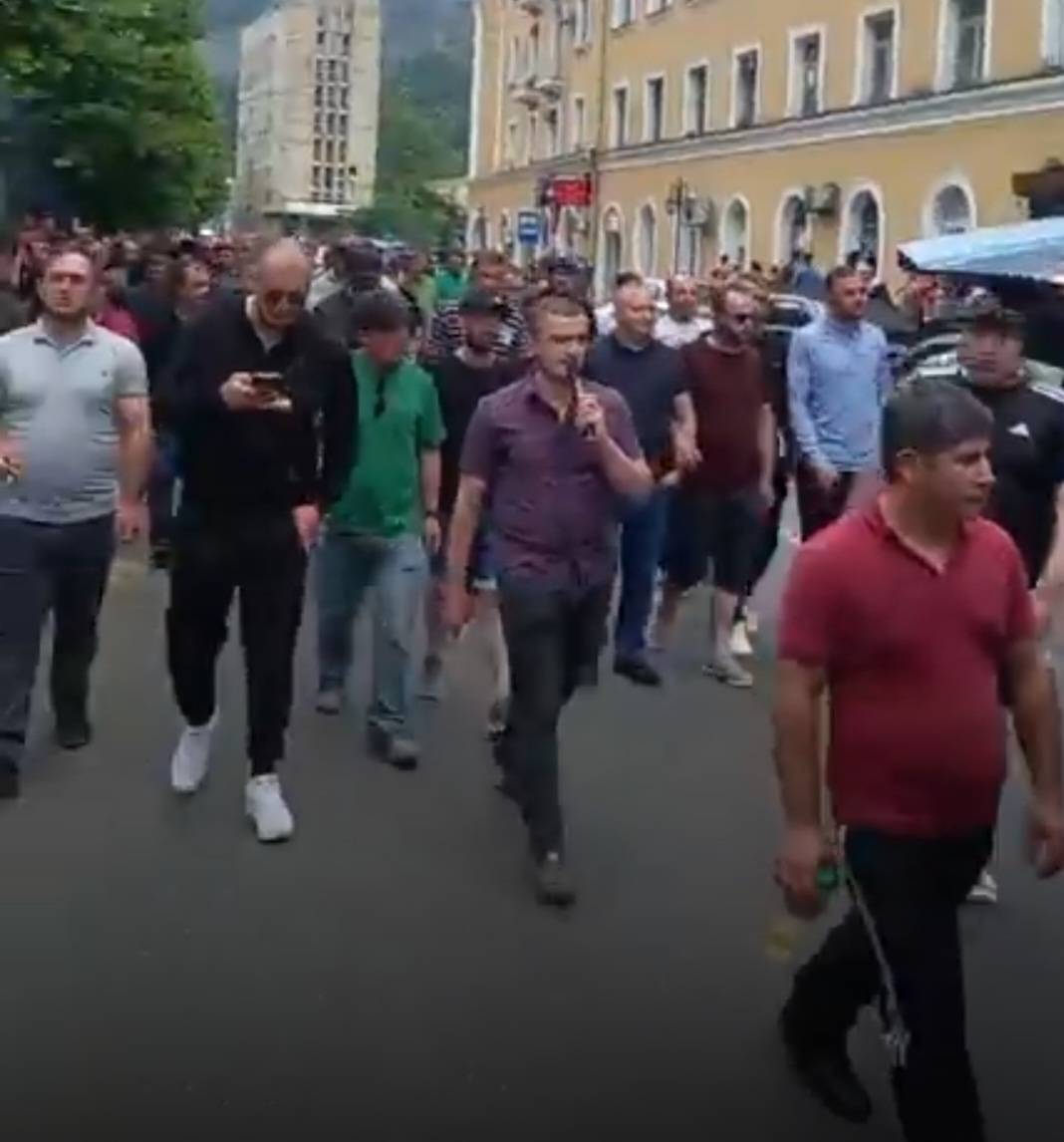 ჭიათურაში მაღაროელები მორიგ საპროტესტო მსვლელობას მართავენ