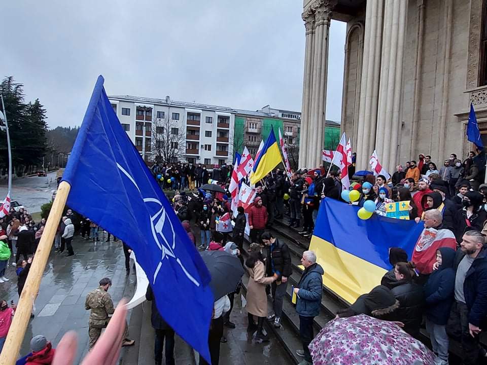 თავისუფლება უკრაინას,დუმილი დანაშაულია-ქუთაისში უკრაინის მხარდამჭერი მორიგი აქცია იმართება