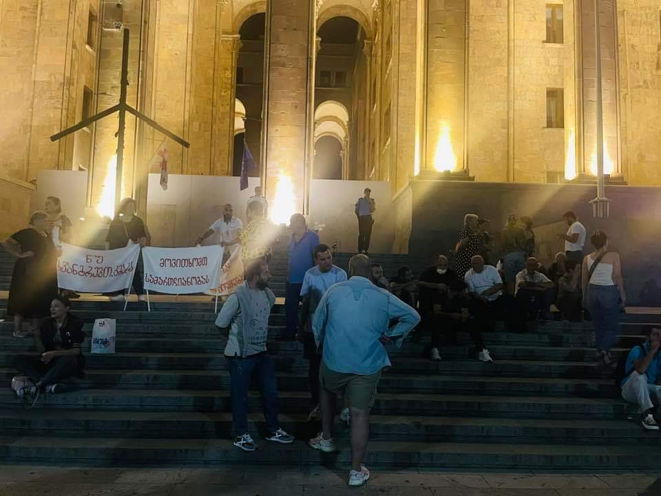 სოფელ შუქრუთის მოსახლეობა ღამის გათენებას პარლამენტის წინ გეგმავს
