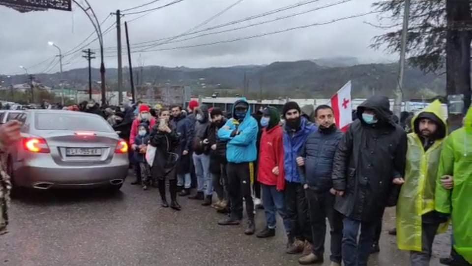 აქციის მონაწილეებს გუმათში გზა აქვთ გადაკეტილი და "ენკას"მანქანებს არ ატარებენ 