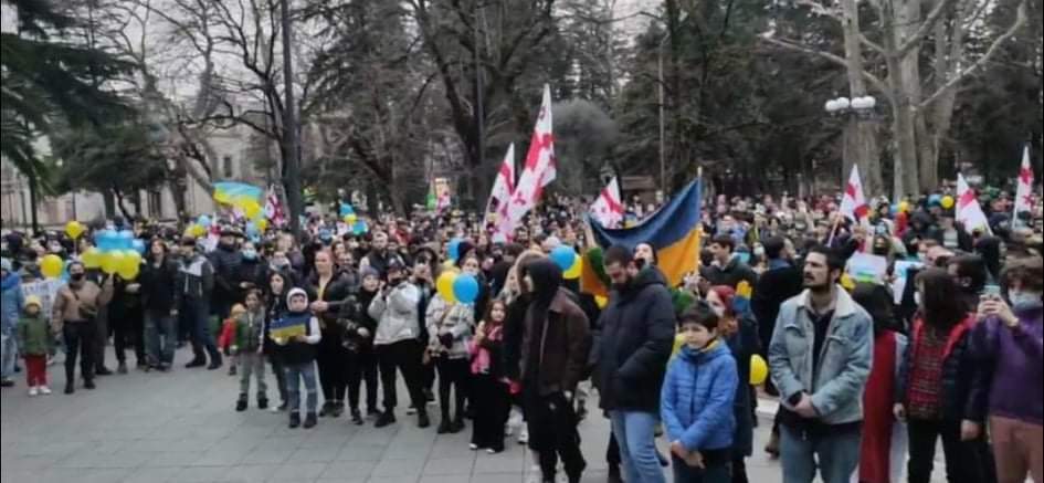 გადმოფინეთ უკრაინის დროშა ქუთაისის მერიის შენობაზე-უკრაინის მხარდამჭერი მორიგი აქცია ქუთაისში