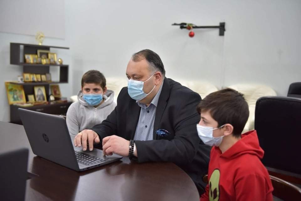 ორ სოციალურად დაუცველ მოსწავლეს ქუთაისის მერმა ლეპტოპები გადასცა