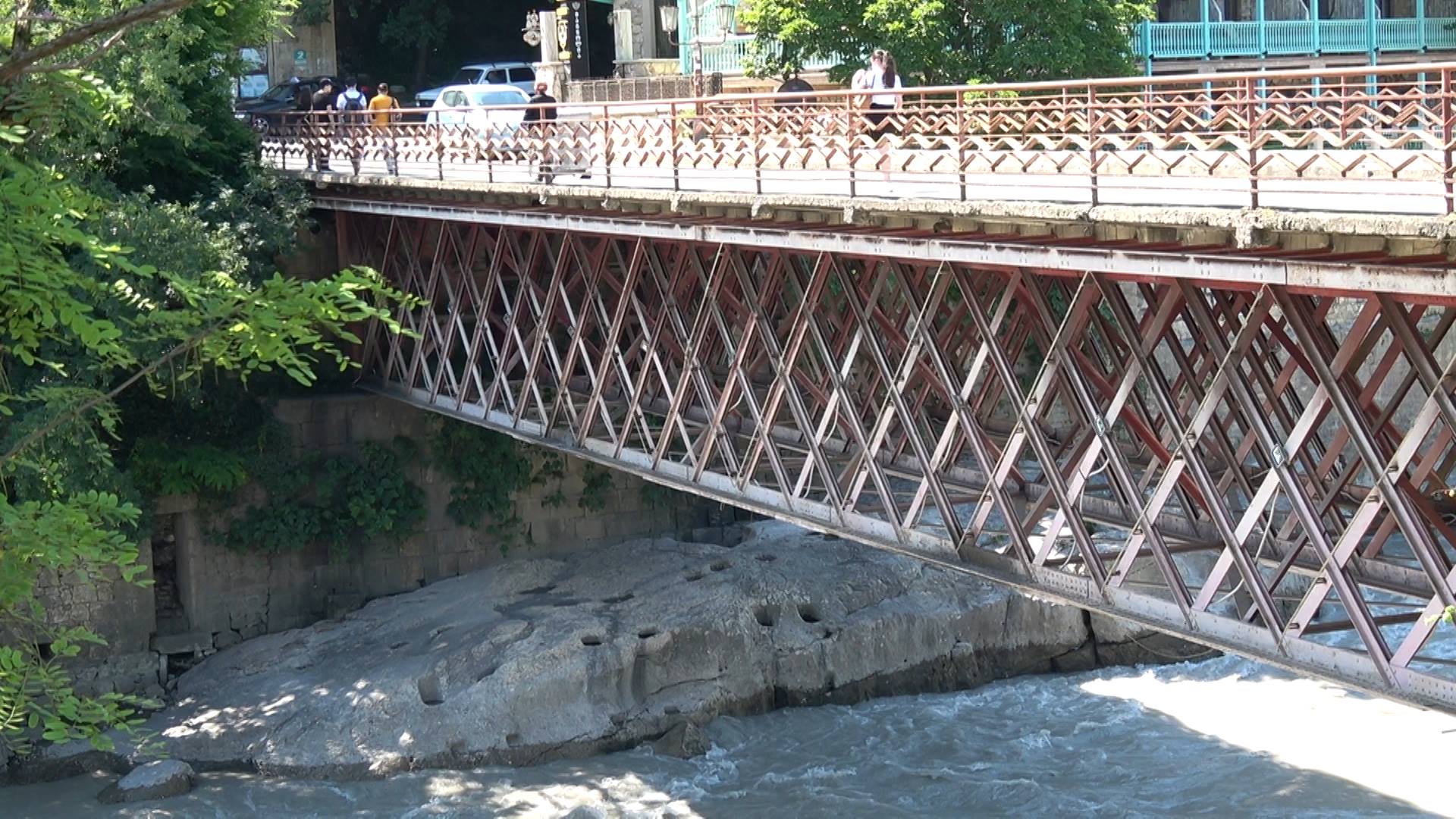 ქუთაისში წითელი ხიდის გარე განათების შეცვლა მიმდინარეობს