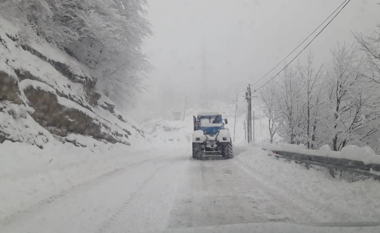 ზვავსაშიშროებისა და ქარბუქის გამო ნაქერალას უღელტეხილსა და საჩხერე-უზუნთა-შქმერის გზაზე მოძრაობა სრულად აიკრძალა 