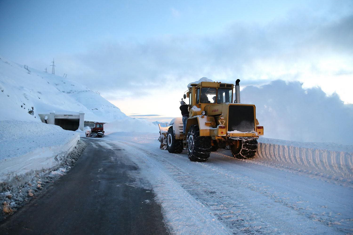 ინტენსიური თოვის გამო გზებზე მოძრაობა შეზღუდულია 