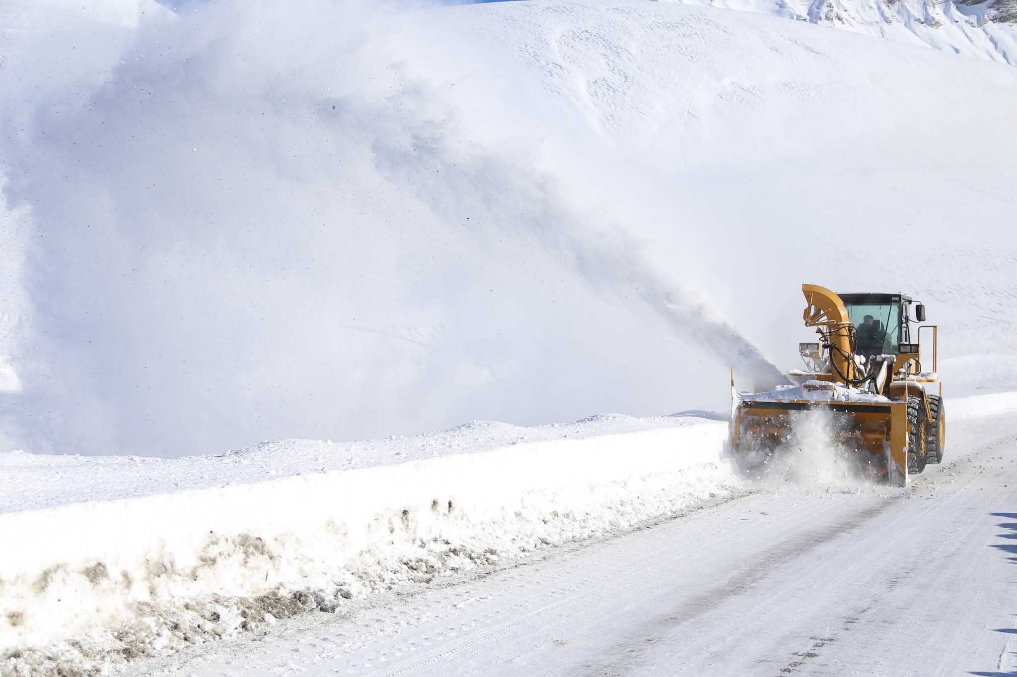 რა ხდება გზებზე?-ინტენსიური თოვის გამო შეზღუდვები ამოქმედდა