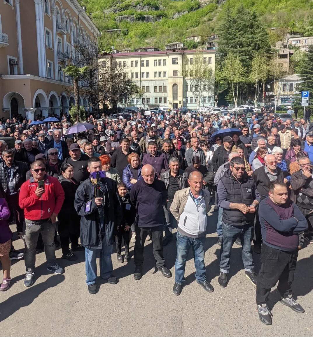 ჭიათურელი მაღაროელები რუსთავის აზოტის ქარხანაში დასაქმებულებს სოლიდარობას უცხადებენ