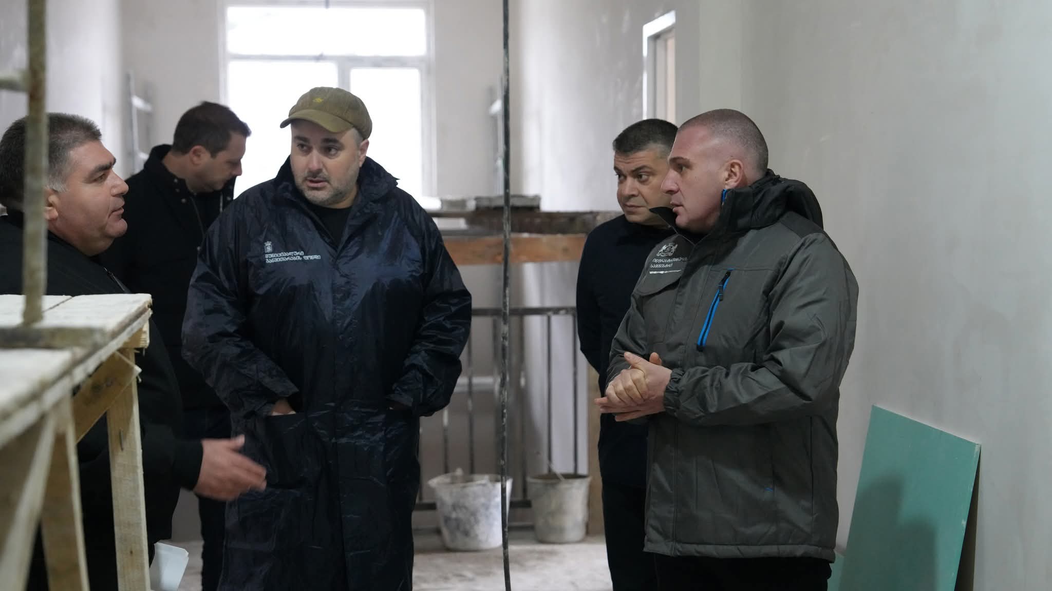 ინფრასტრუქტურის მინისტრი ქუთაისის მე-4 და მე-7 სკოლების მოსწავლეებს ბოდიშს უხდის