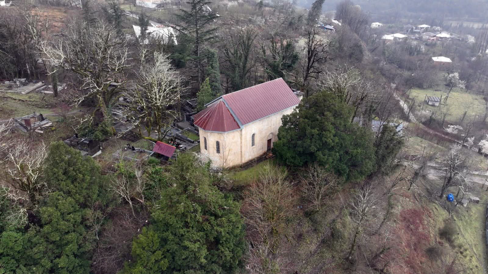 სოფელ კურსებში, მეწყრულ ზონაში ეკლესიები არ დაზიანებულა