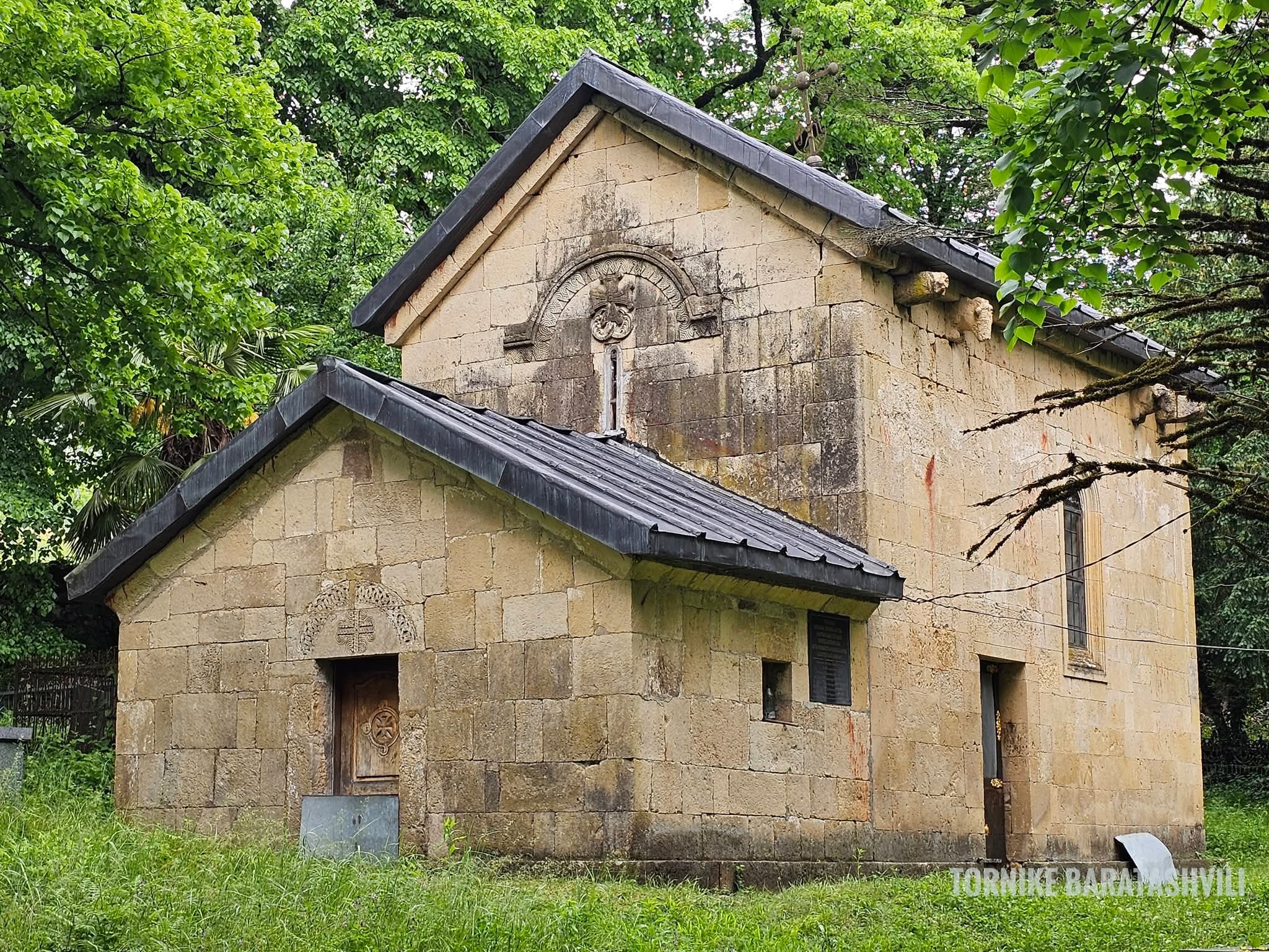რა მდგომარეობაა კურსებში, მეწყრულ ზონაში მდებარე ეკლესიაში?