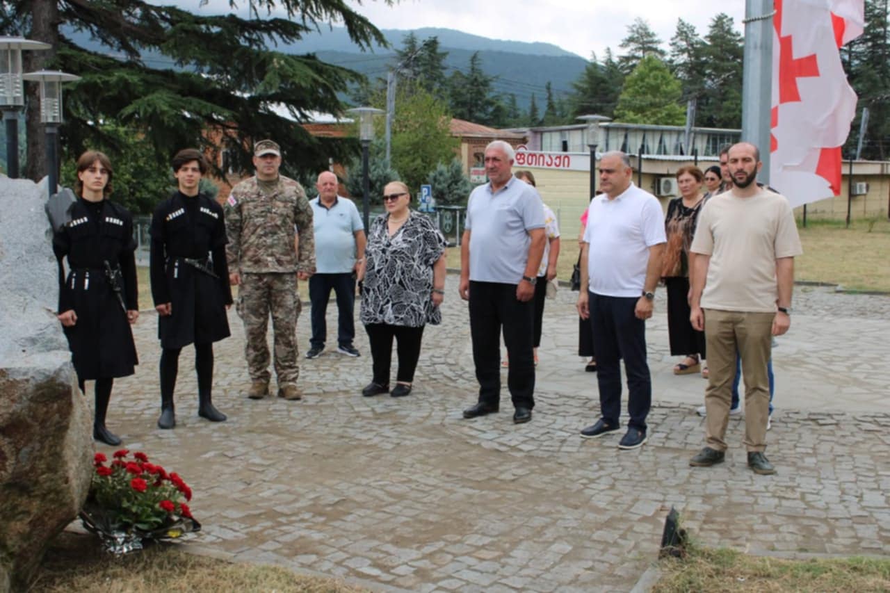 ბაღდათის მუნიციპალიტეტში აგვისტოს ომში  დაღუპულებს პატივი მიაგეს 