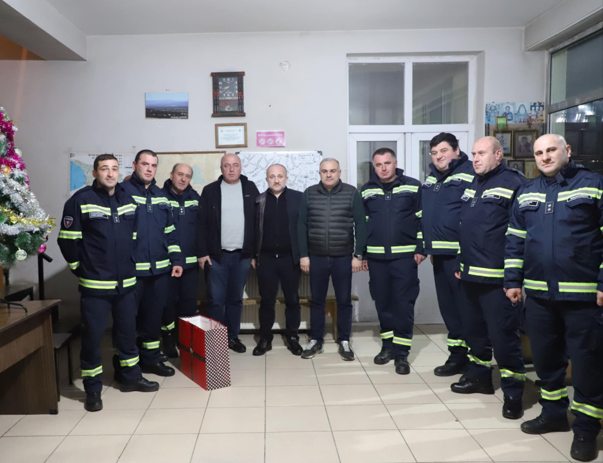 ბაღდათის მუნიციპალიტეტში საგანგებო რეჟიმში მომუშავე სამსახურებს შობა-ახალი წელი მიულოცეს