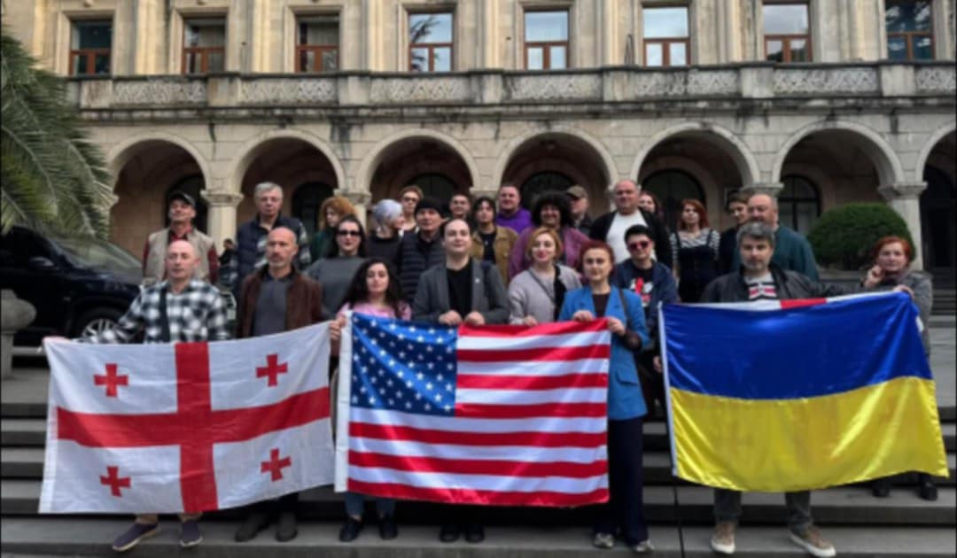ქუთაისის მერიის წინ დღეს საპროტესტო აქციაზე მადლიერების ნიშნად ამერიკის დროშა გაშალეს 