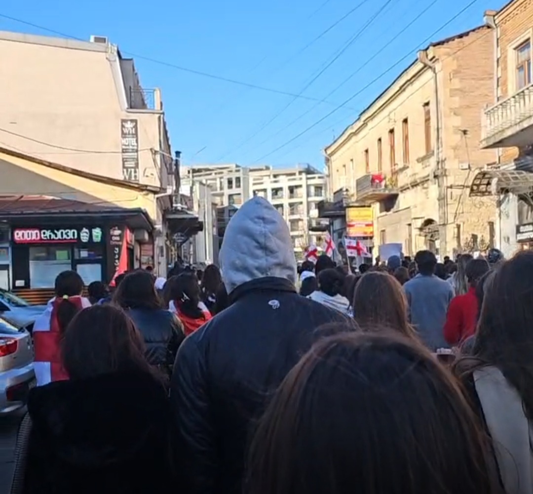 ქუთაისში სტუდენტები საპროტესტო მსვლელობას მართავენ