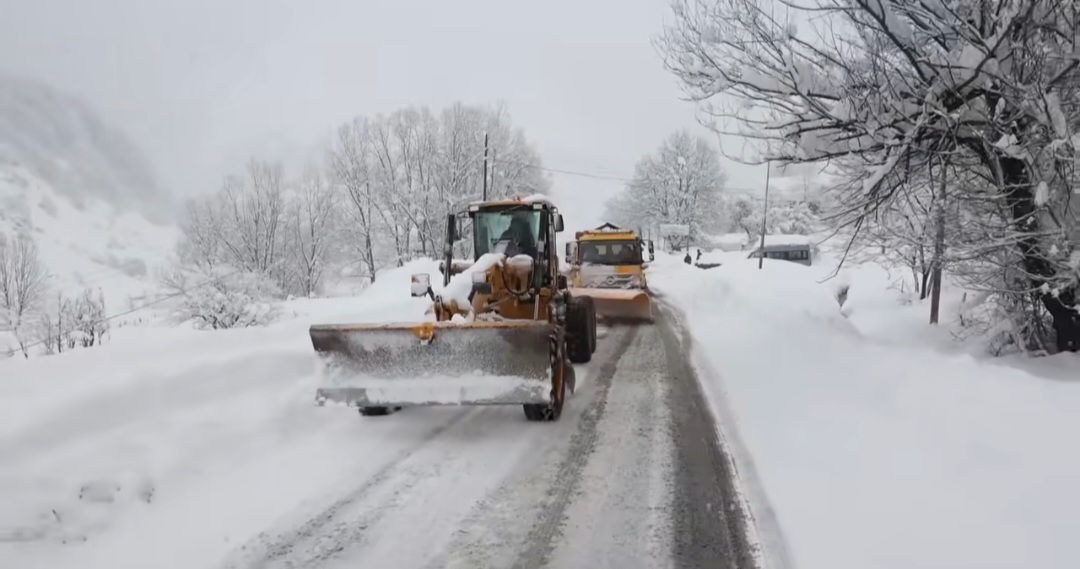 რა ხდება გზებზე?-ინტენსიური თოვის გამო შეზღუდვები ამოქმედდა