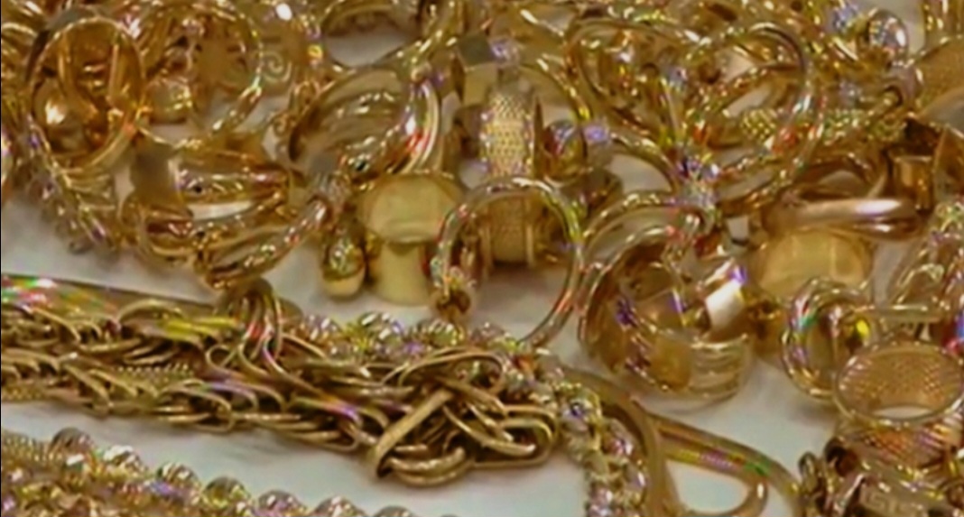 ქუთაისის აეროპორტში არადეკლარირებული ოქროს ნივთების შემოტანას ცდილობდნენ