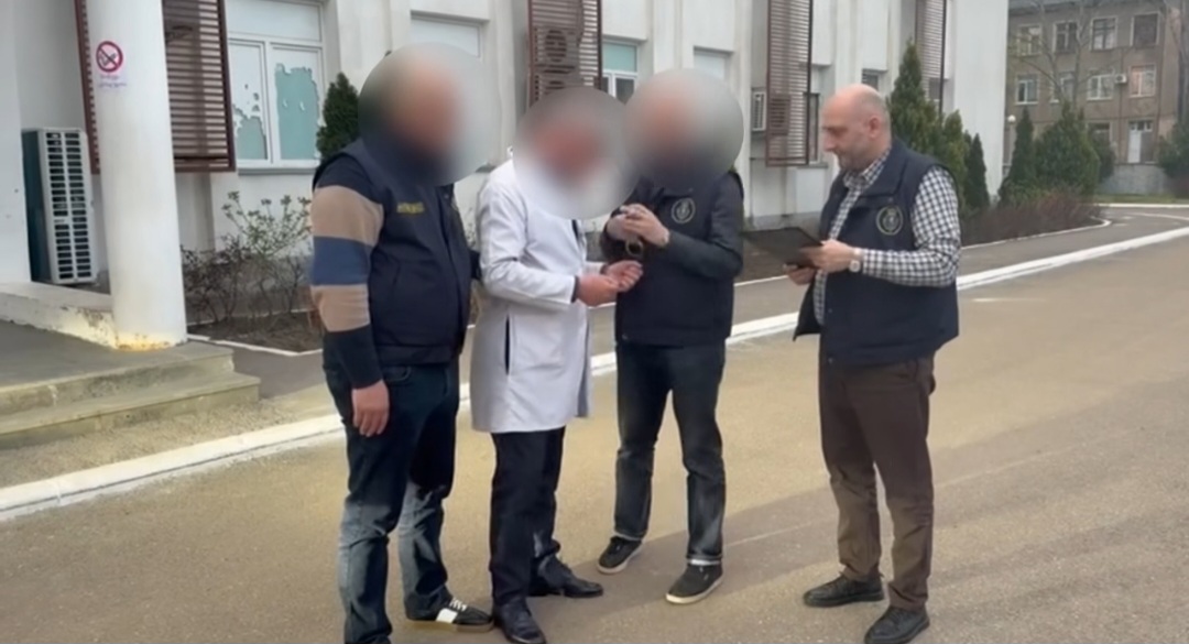 ქუთაისში ქრთამის აღების ბრალდებით ექიმი დააკავეს 