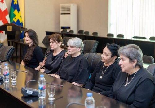 ქუთაისში აგვისტოს ომში დაღუპულთა დედებსა და მეუღლეებს ქალთა საერთაშორისო დღე მიულოცეს